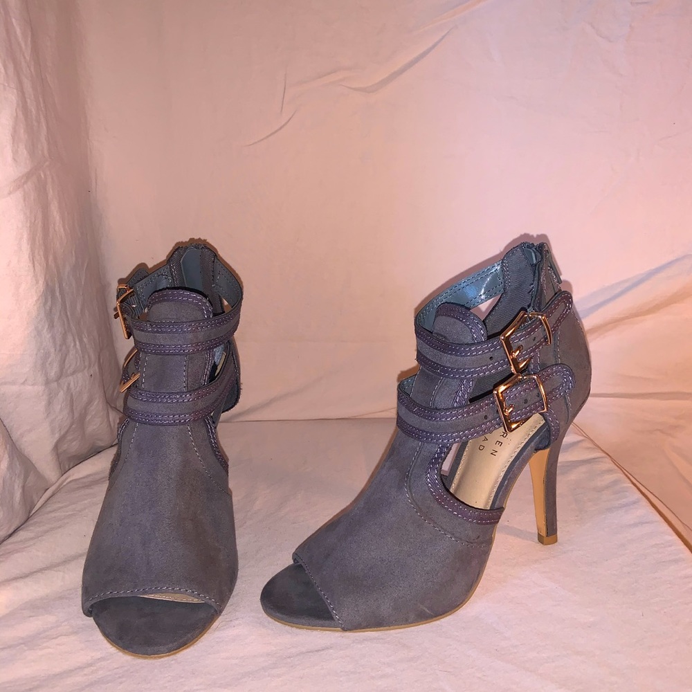 3 and 1/2 in. Heel, Grey.